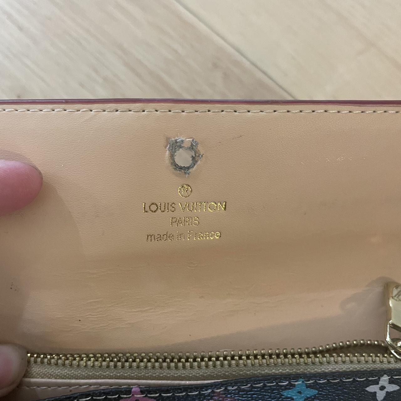 louis Vuitton wallet it stays closed but its missing - Depop