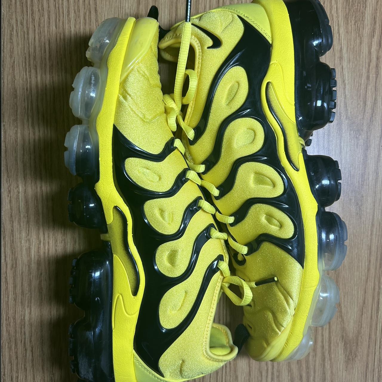 Black and yellow vapormax plus best sale