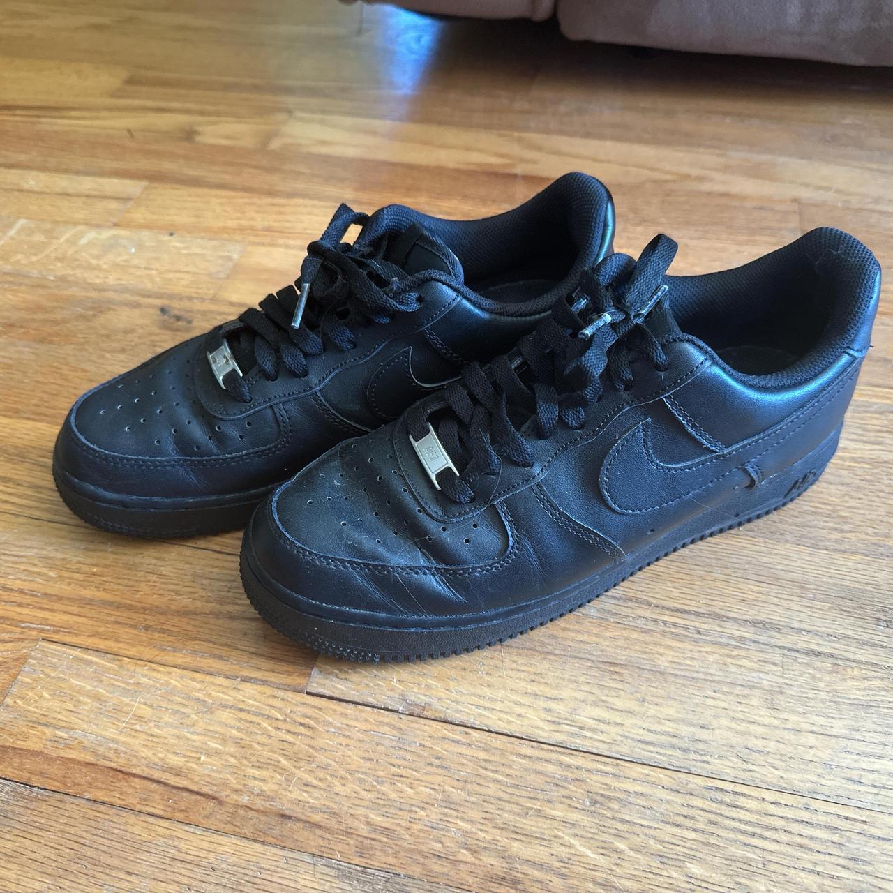 Used nike air force 1 in Black. Has creases but