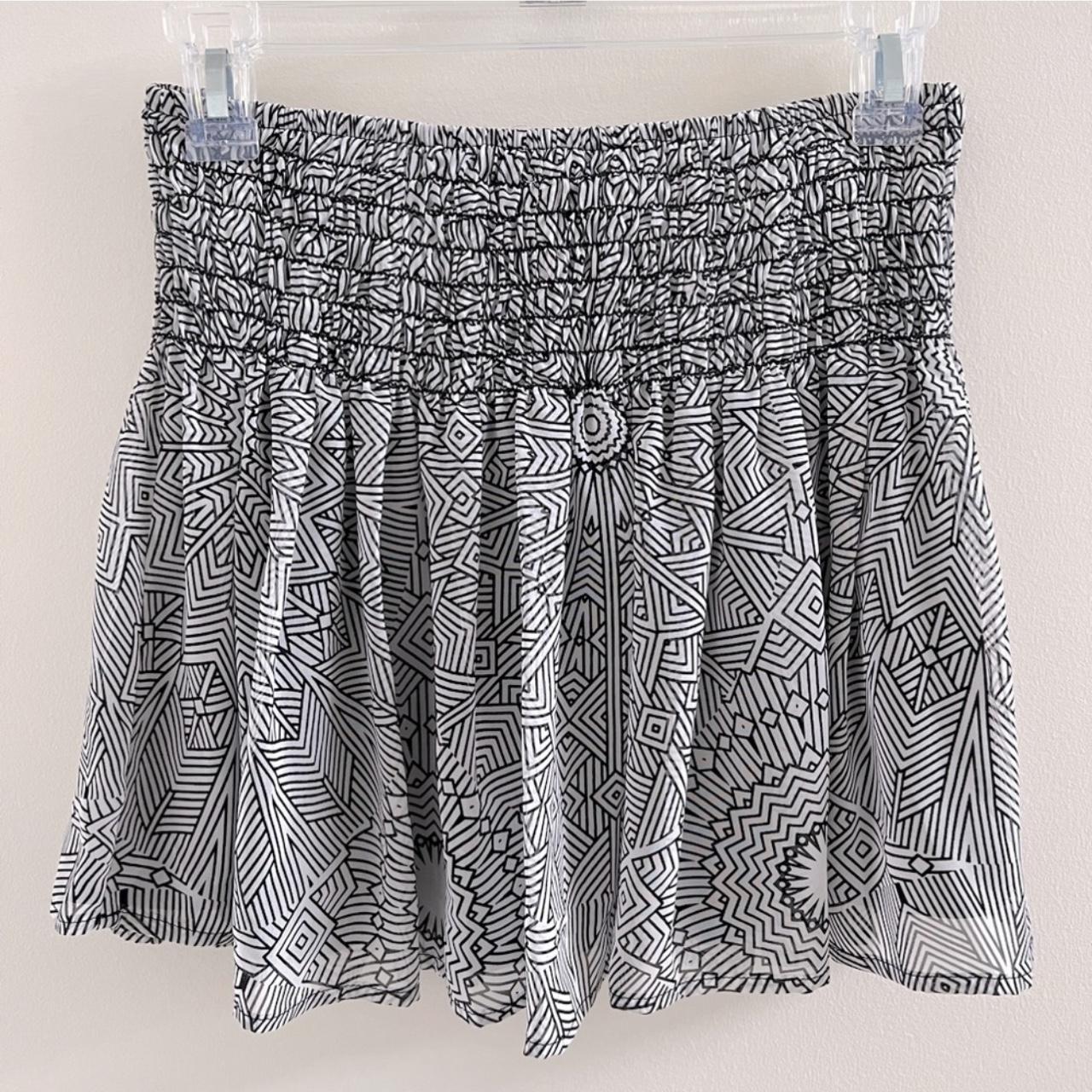 Ruffle geometric outlet skirt