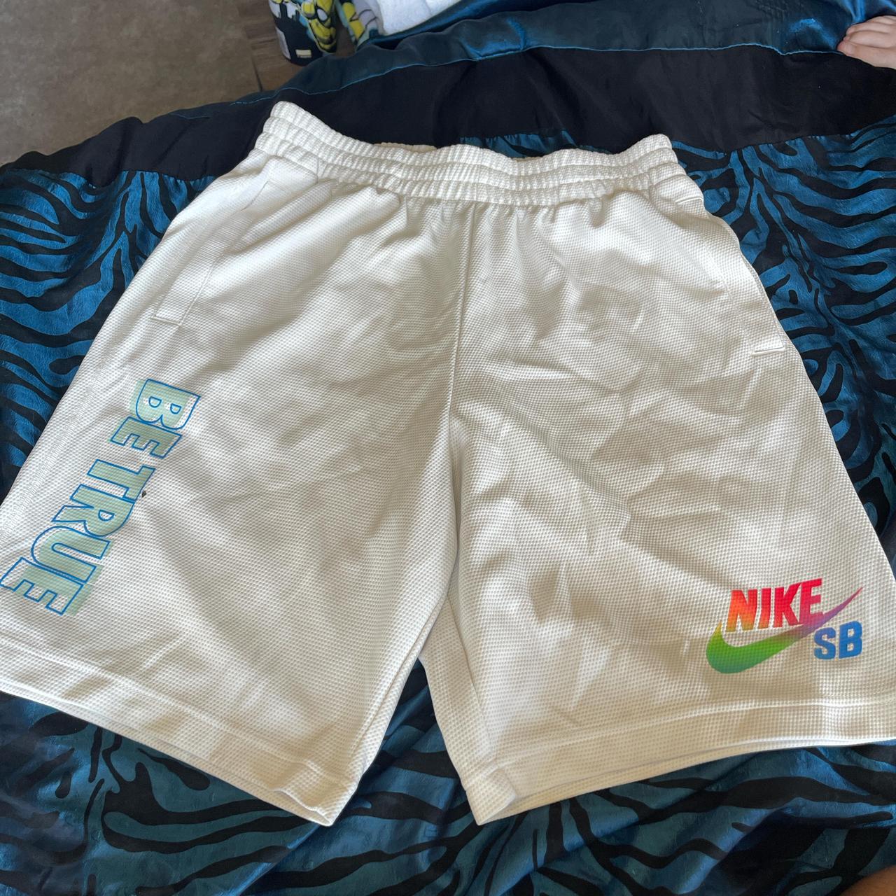 white nike sb shorts
