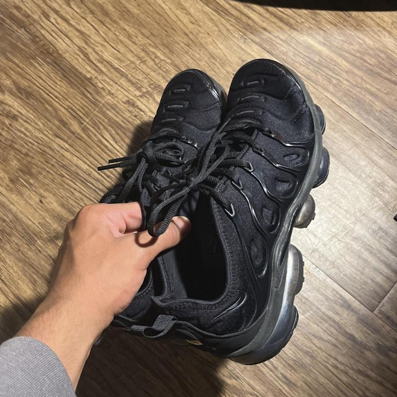 Plain black vapormax best sale