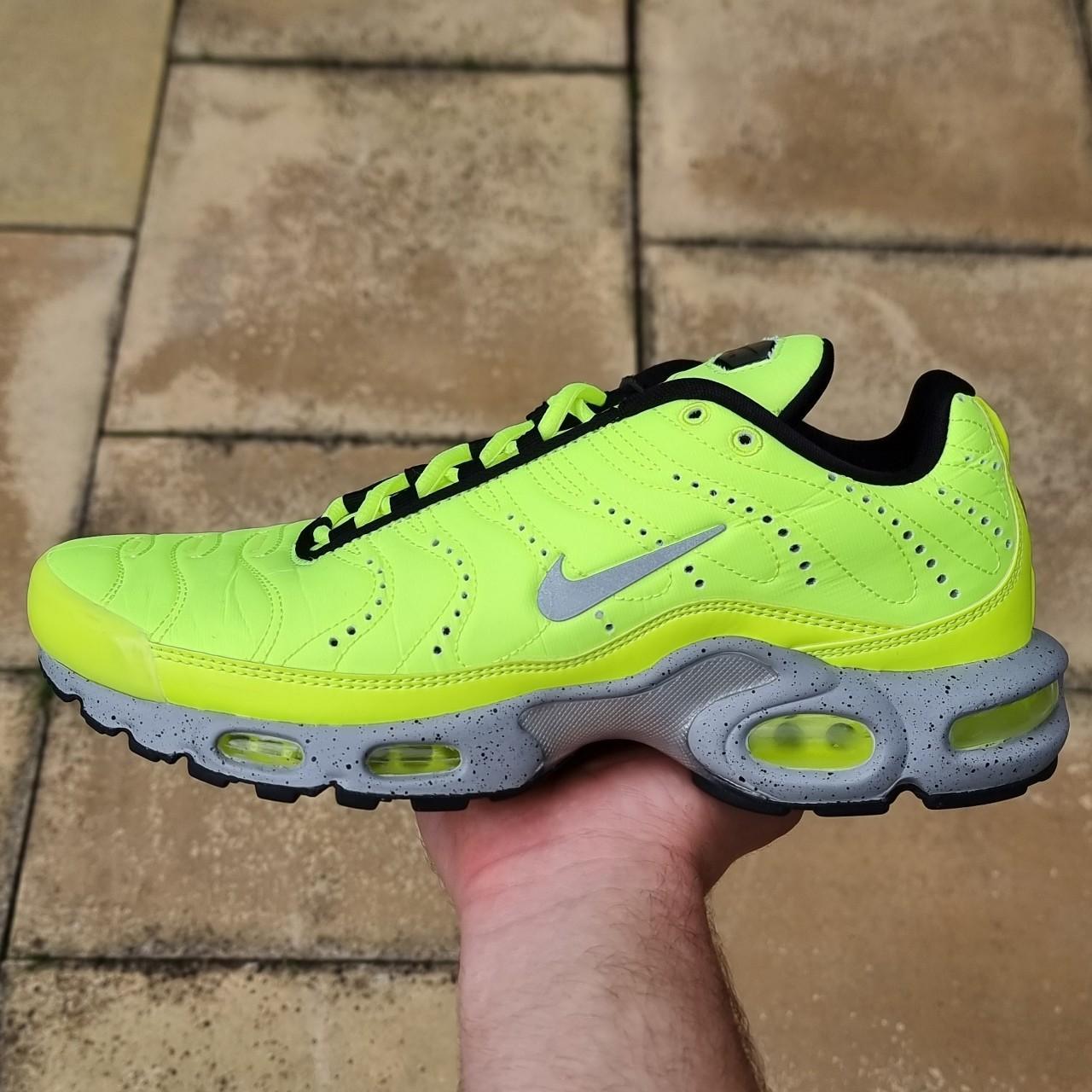 Air max plus full volt best sale