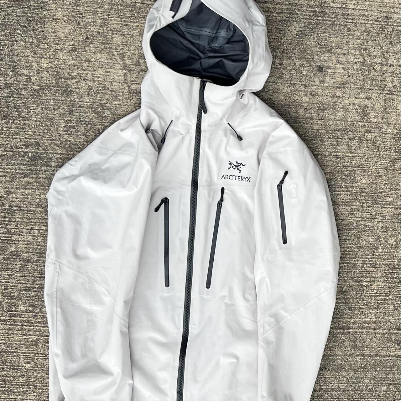 item listed by leosthriftedfinds