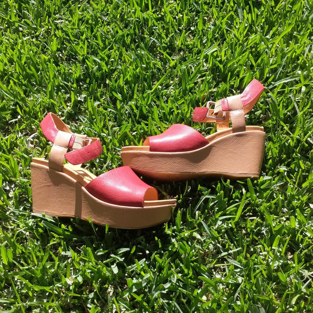 Korks Women's Tan and Red Sandals
