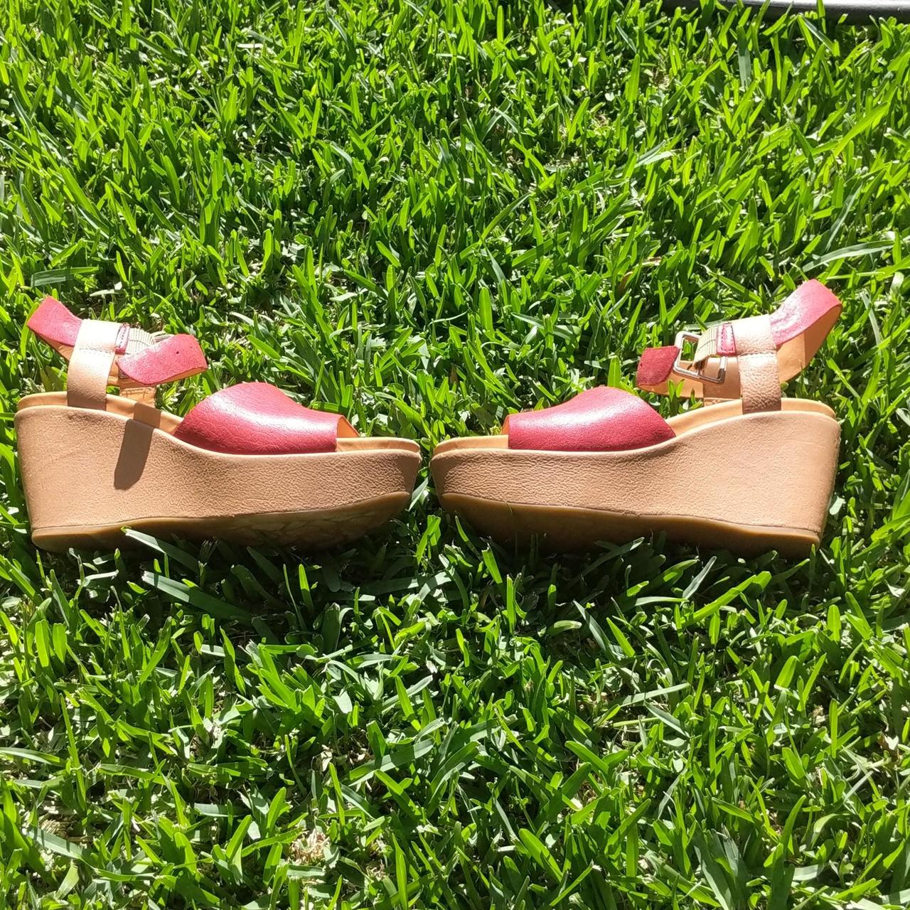 Korks Women's Tan and Red Sandals (3)