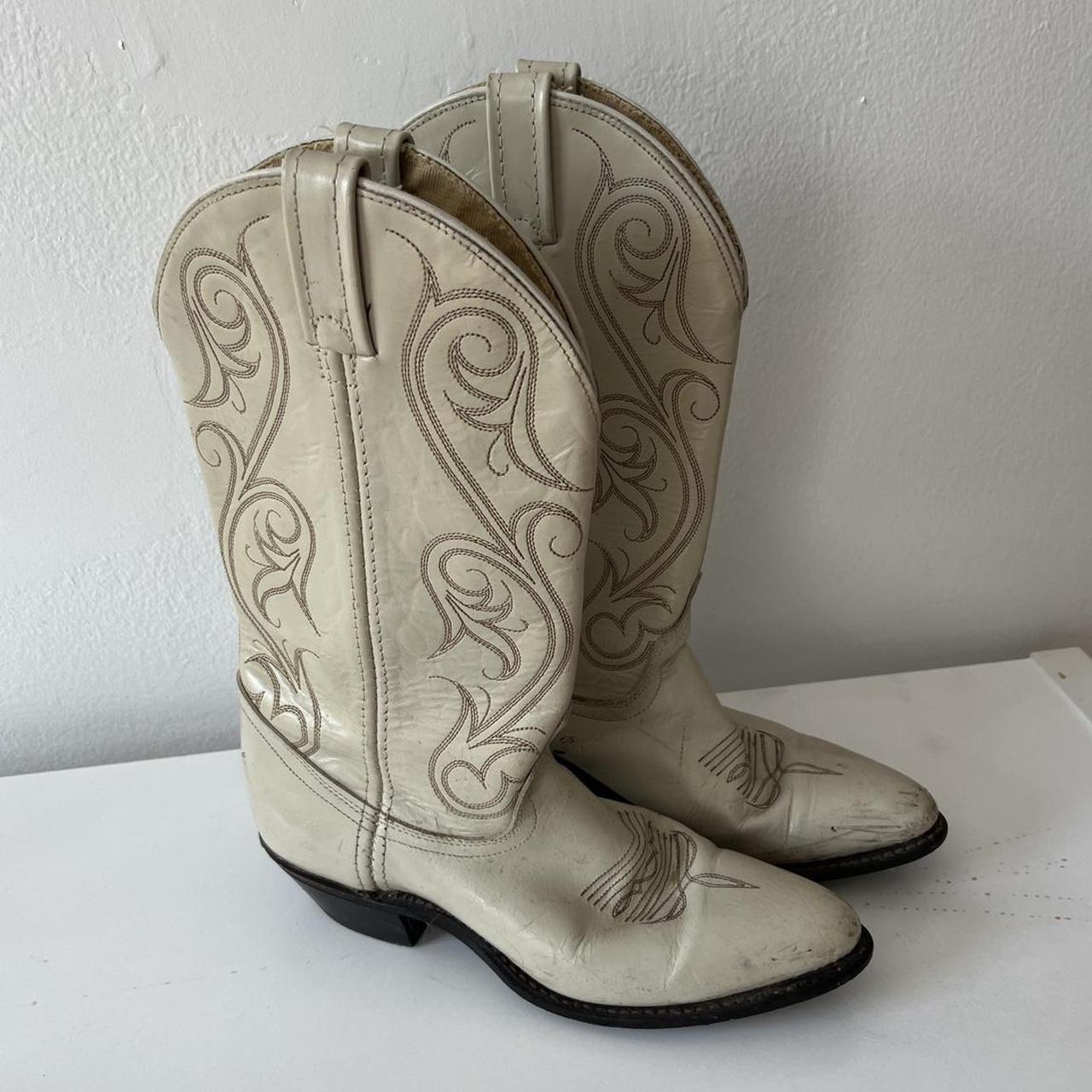 Cutest vintage cream cowboy boots 🤞 fits a 67 Depop