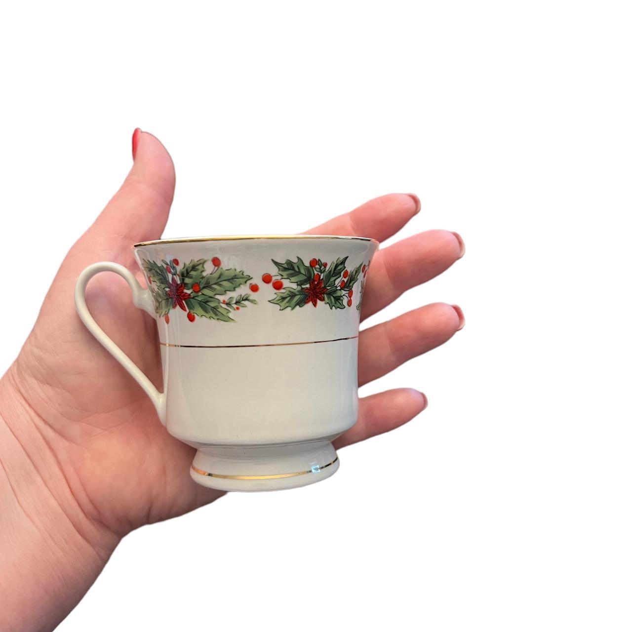 Lynn's Christmas Holly Wreath Fine China Teacup EUC... - Depop