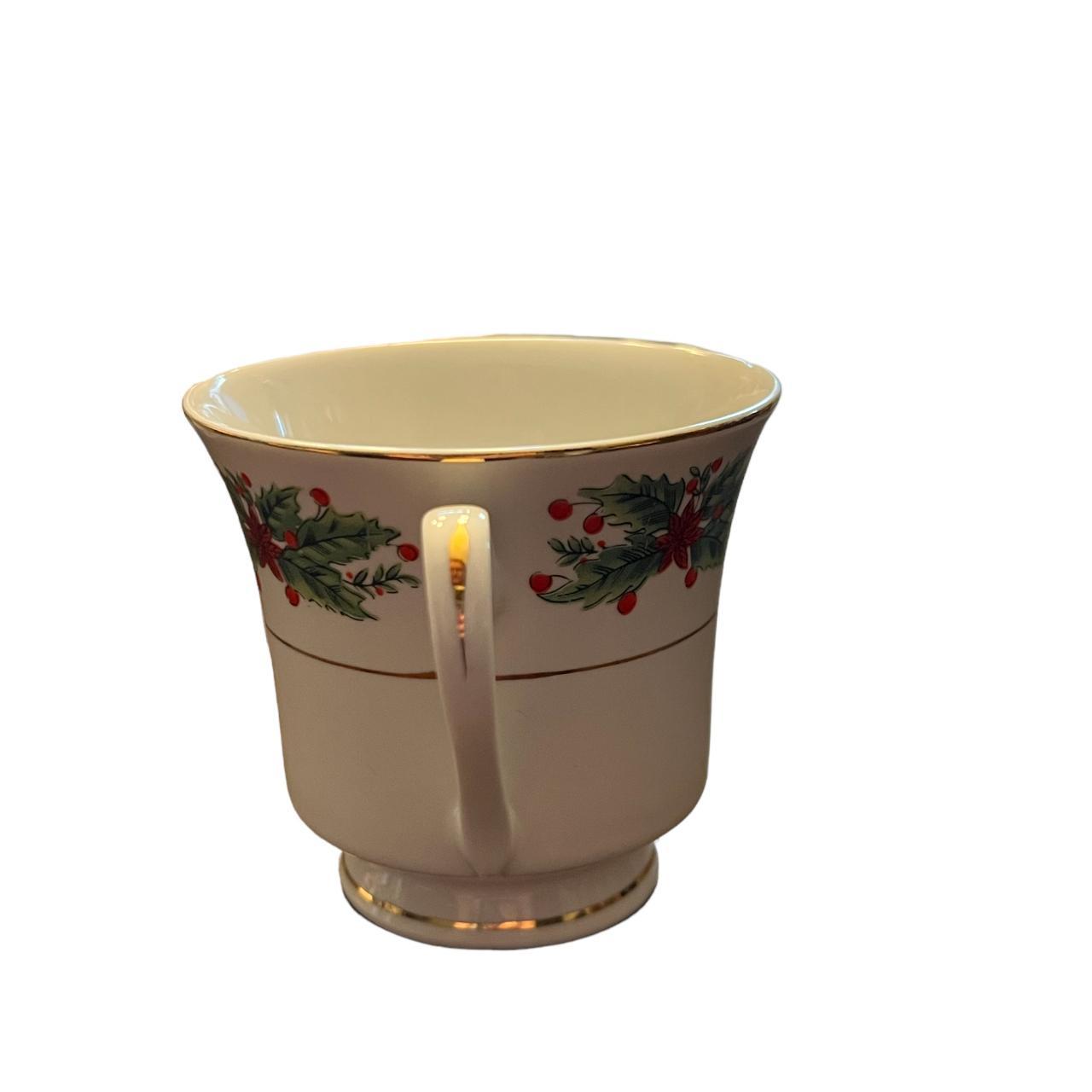 Lynn's Christmas Holly Wreath Fine China Teacup EUC... - Depop