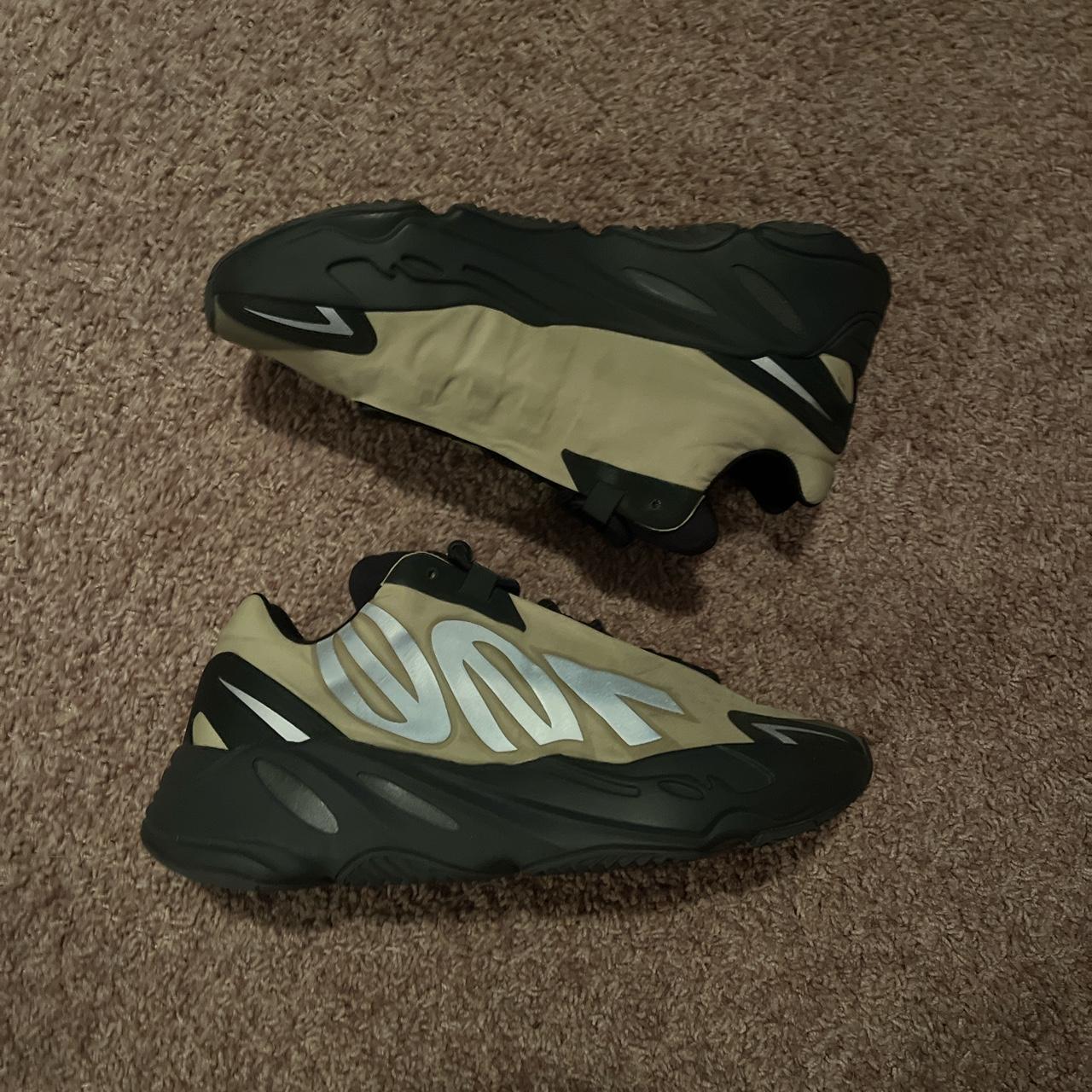 Fake yeezy best sale 700 mnvn