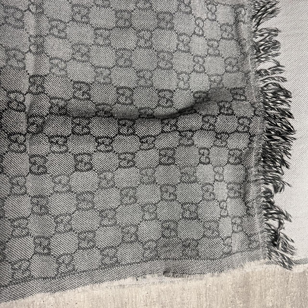 Sciarpa gucci grigia con logo gucci Non ci sono... - Depop