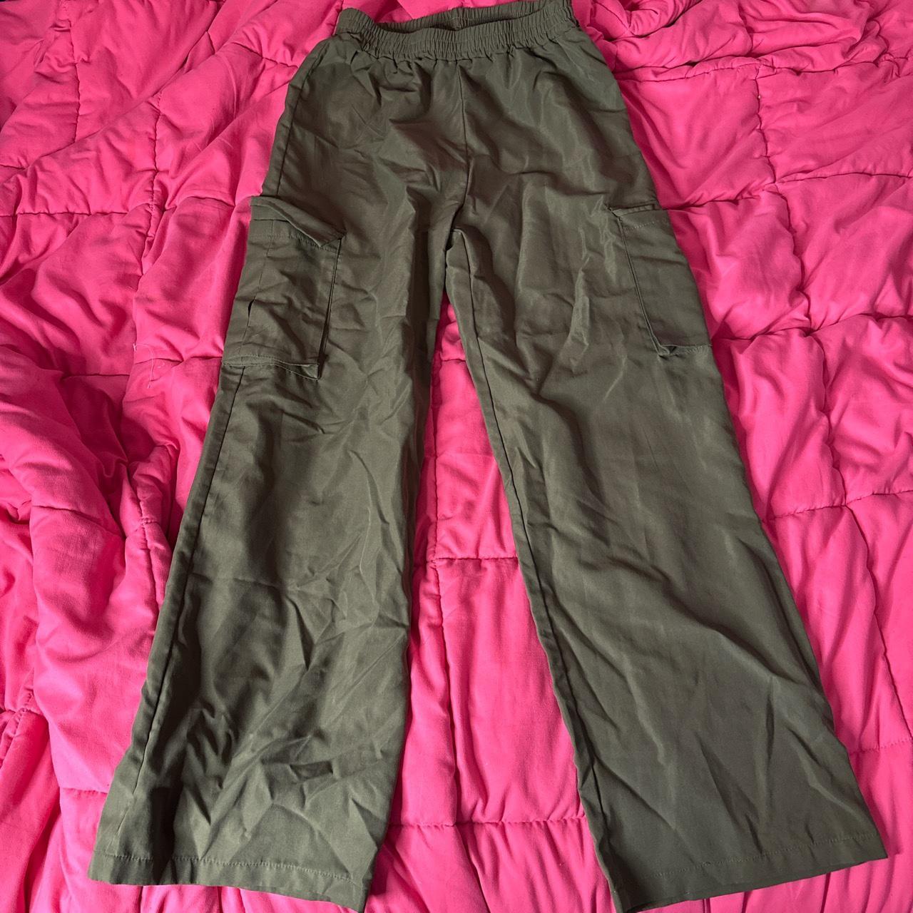 hunter green cargo pants, i cant fit anymore - Depop