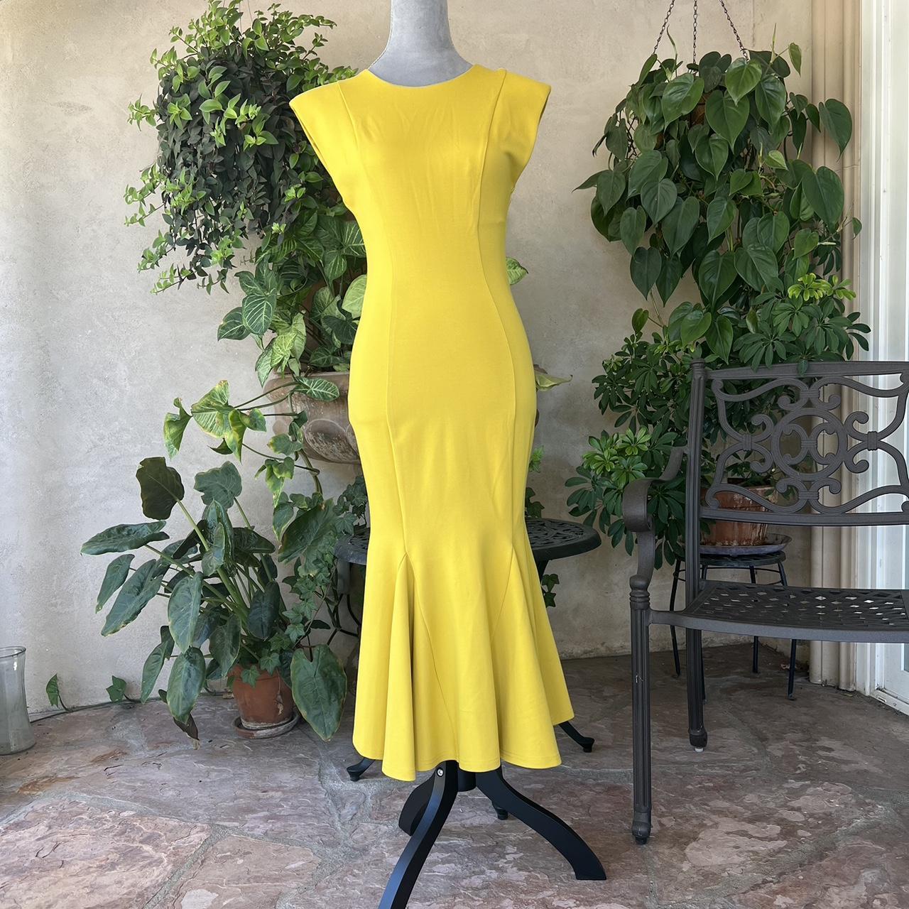 Yellow bodycon dress with flared bottom and zipper. Depop