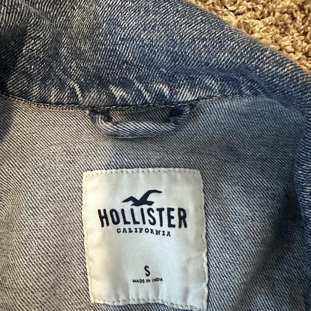 hollister cropped jean jacket, size small