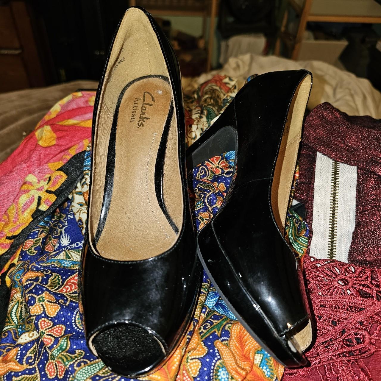 •Size 6 Clarks Heels •Good Condition! •Mid Heels Depop