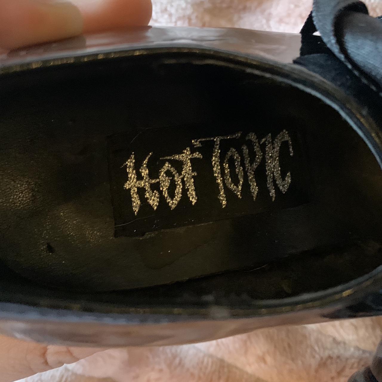 Hot Topic Women's Black Courts (6)