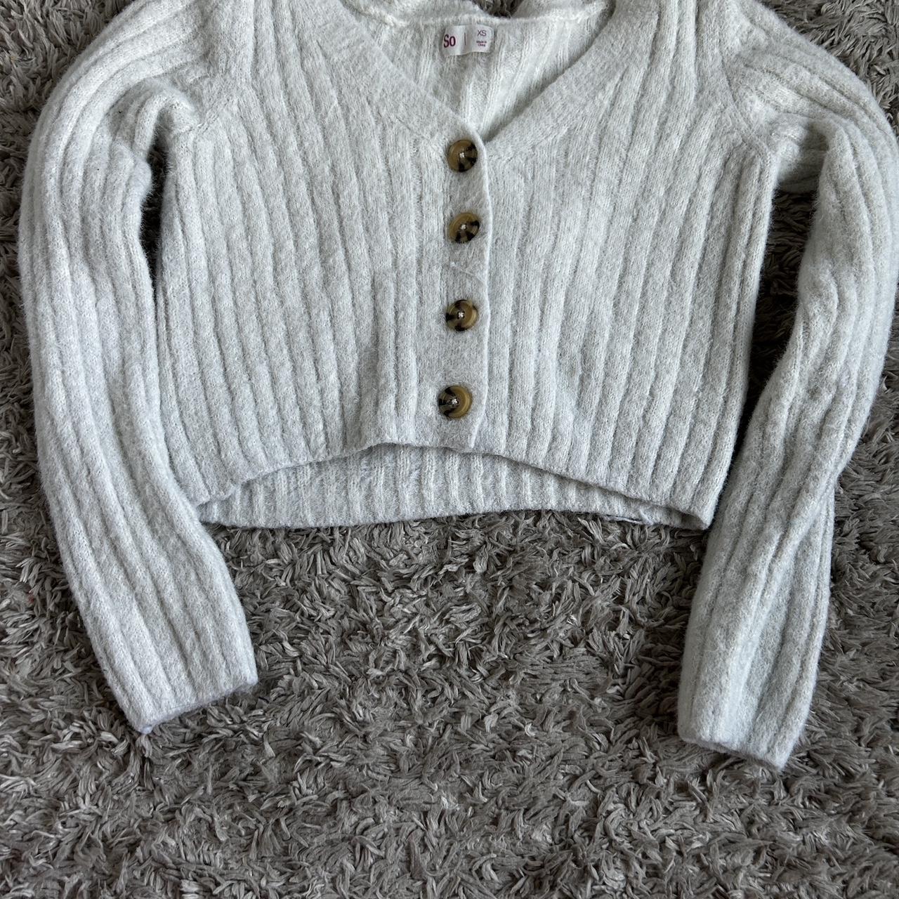 cute white knit sweater !! 🤍i'm 5'8, bust 34A, waist - Depop