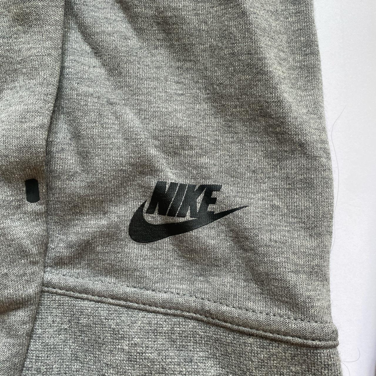 Nike hoodie thumb discount holes