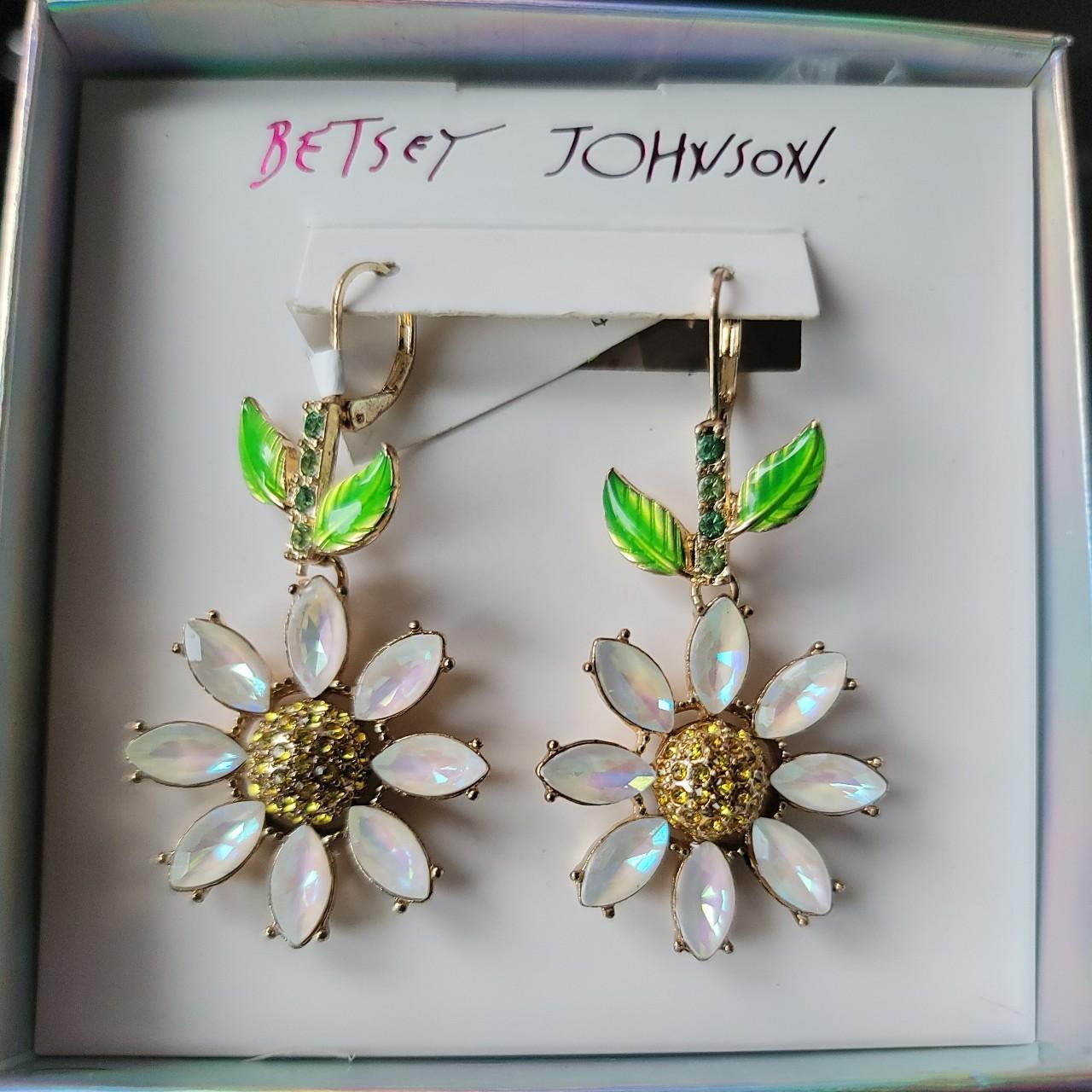 Betsey johnson IRIDESCENT hotsell DAISY EARRINGS