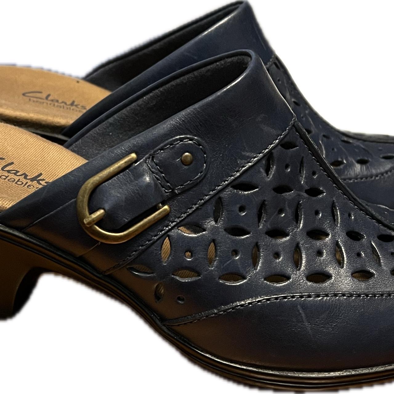 Clarks navy blue best sale clogs