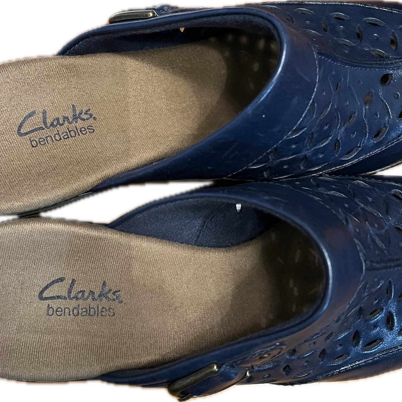 Clarks navy blue best sale clogs