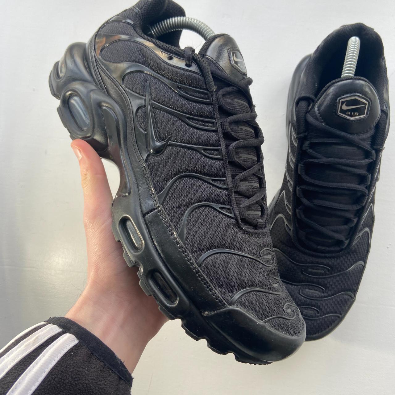 tn trainers black and white