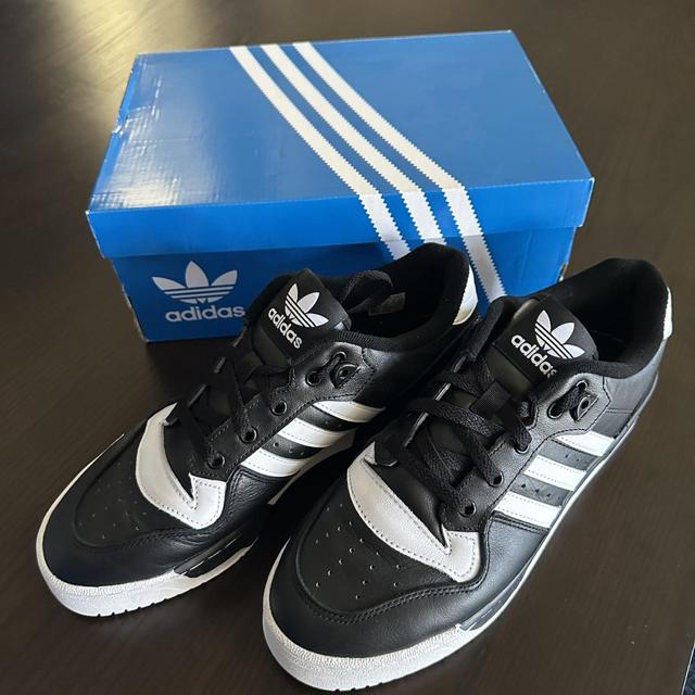 Adidas rivalry low black hot sale white