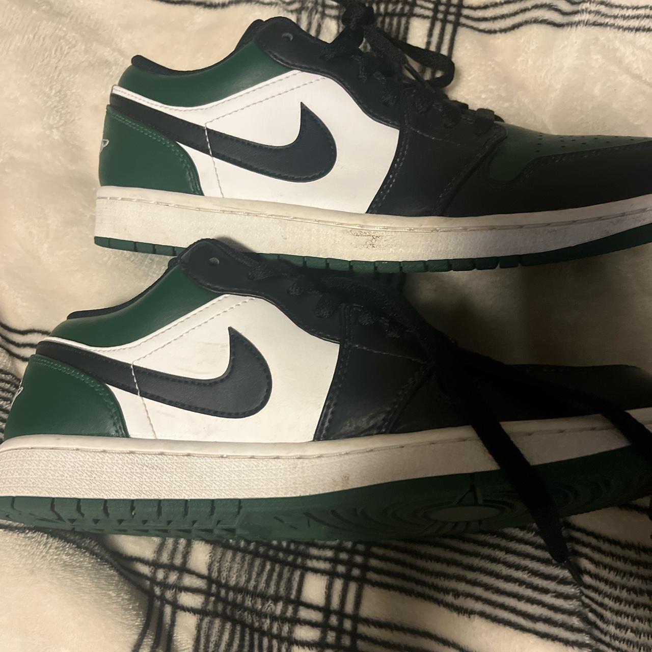 1s green and black