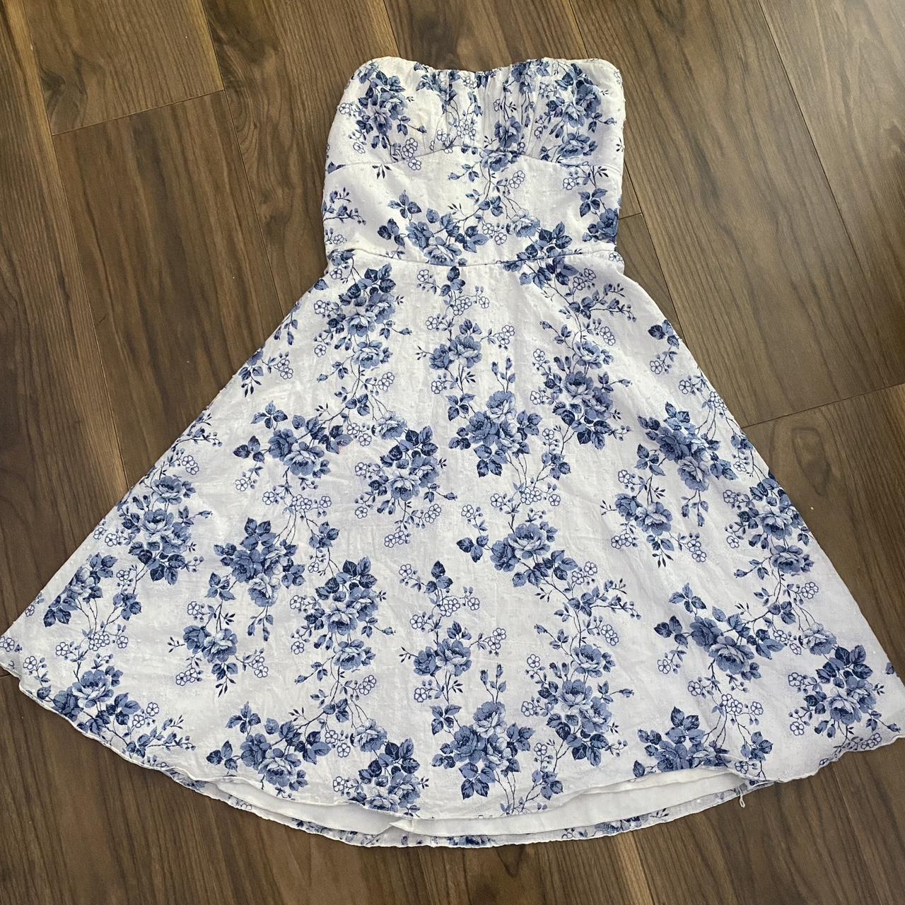 Blue and white floral tube dress - Depop