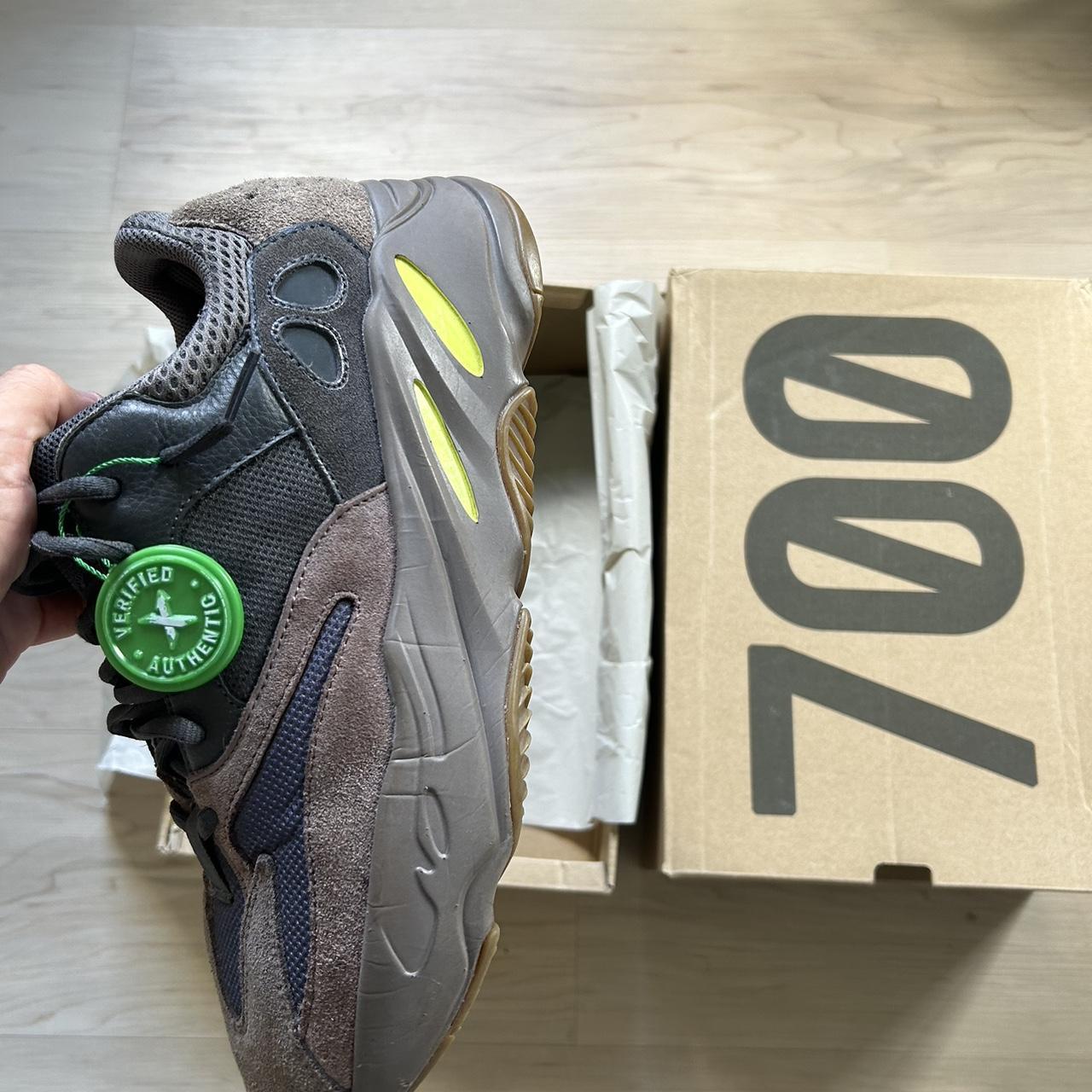 Yeezy 700 mauve on sale box