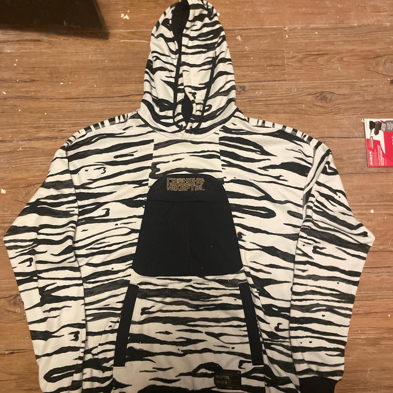 Nike hoodie with pouch sale