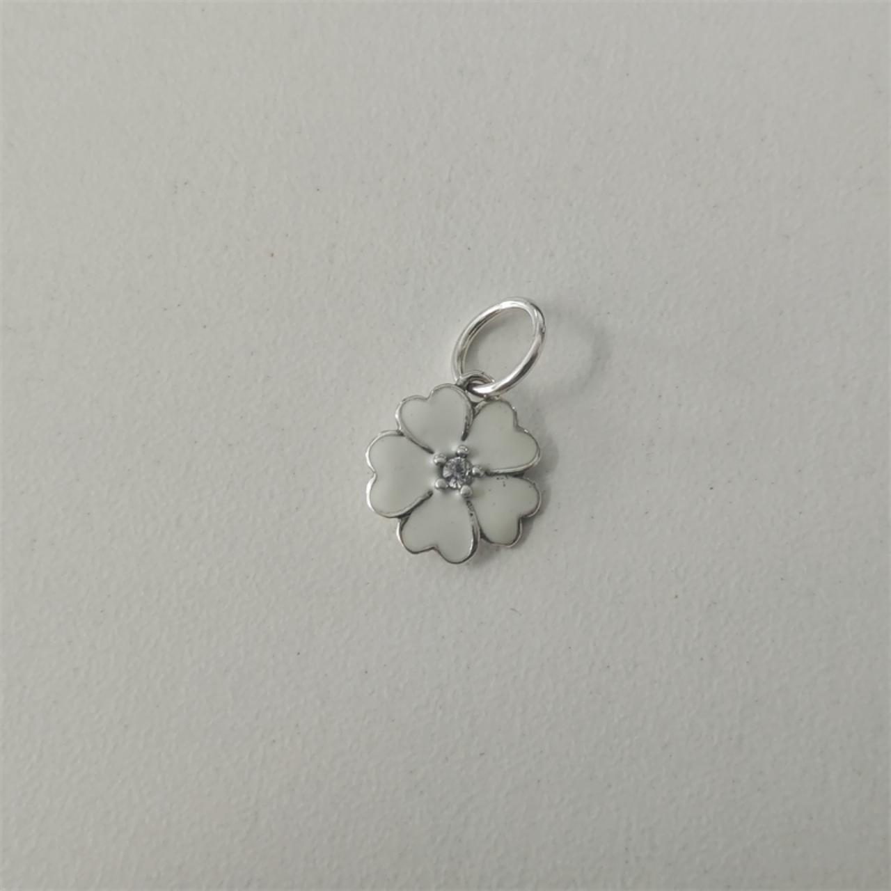 Pandora white clearance primrose charm