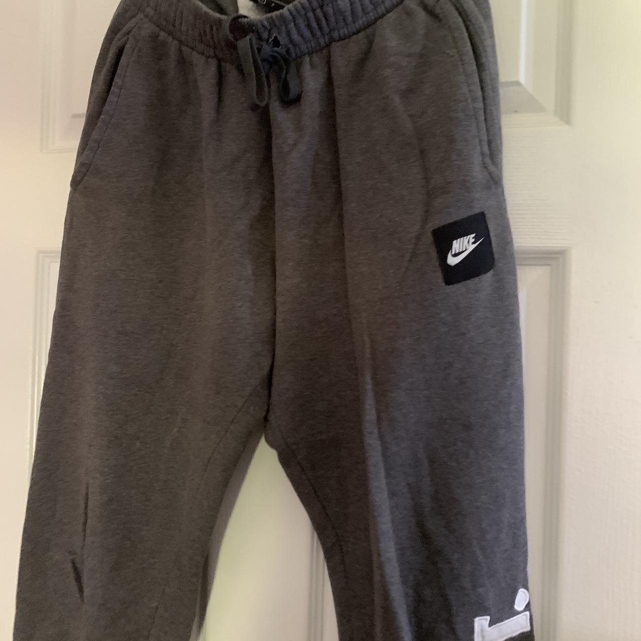 Small grey Nike sweats #trendy #Nike #sportswear - Depop