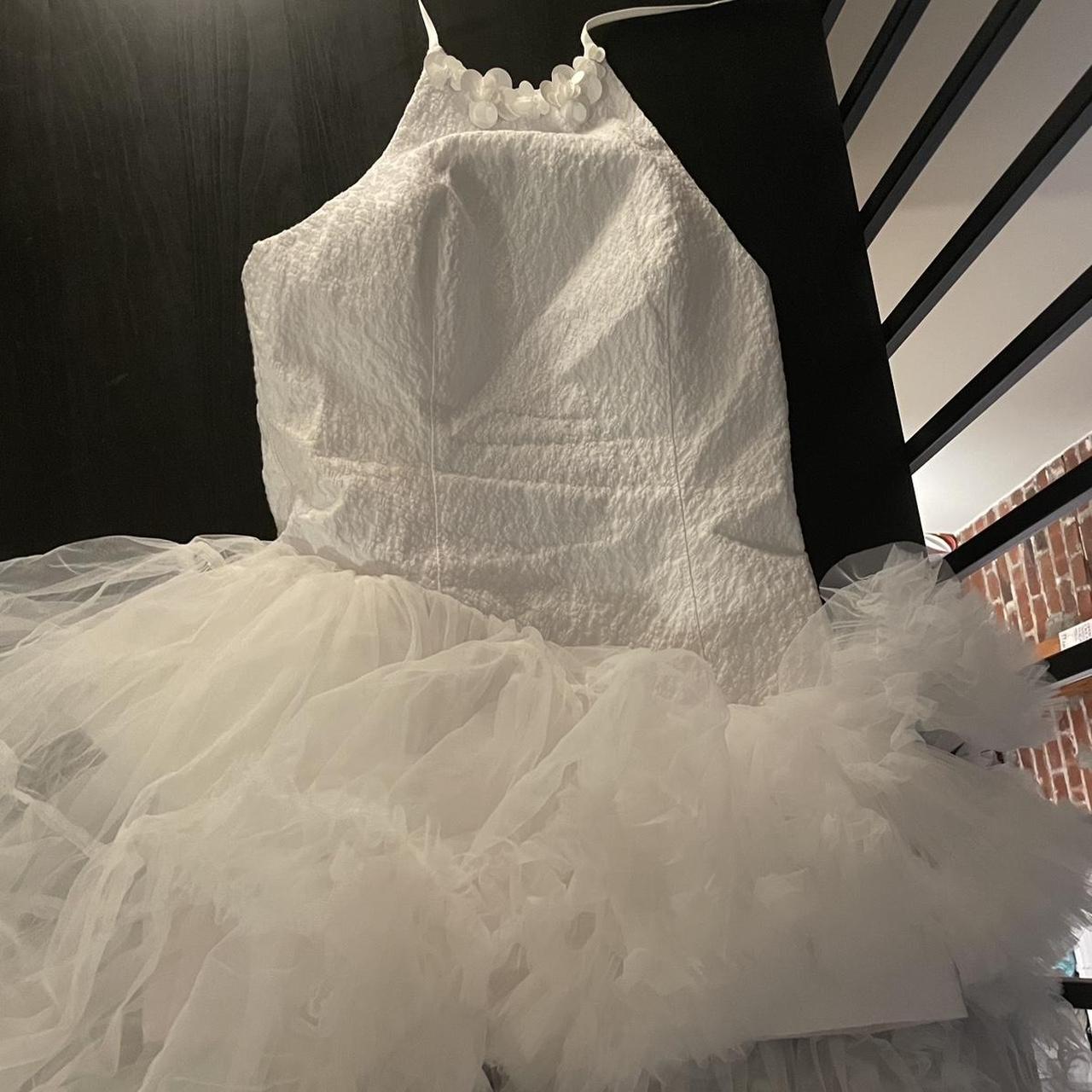 【関税込み】Shushu/Tong ホワイト アシンメトリー ミニドレス Shushu/Tongのホワイト アシンメトリー チュール ミニドレスが