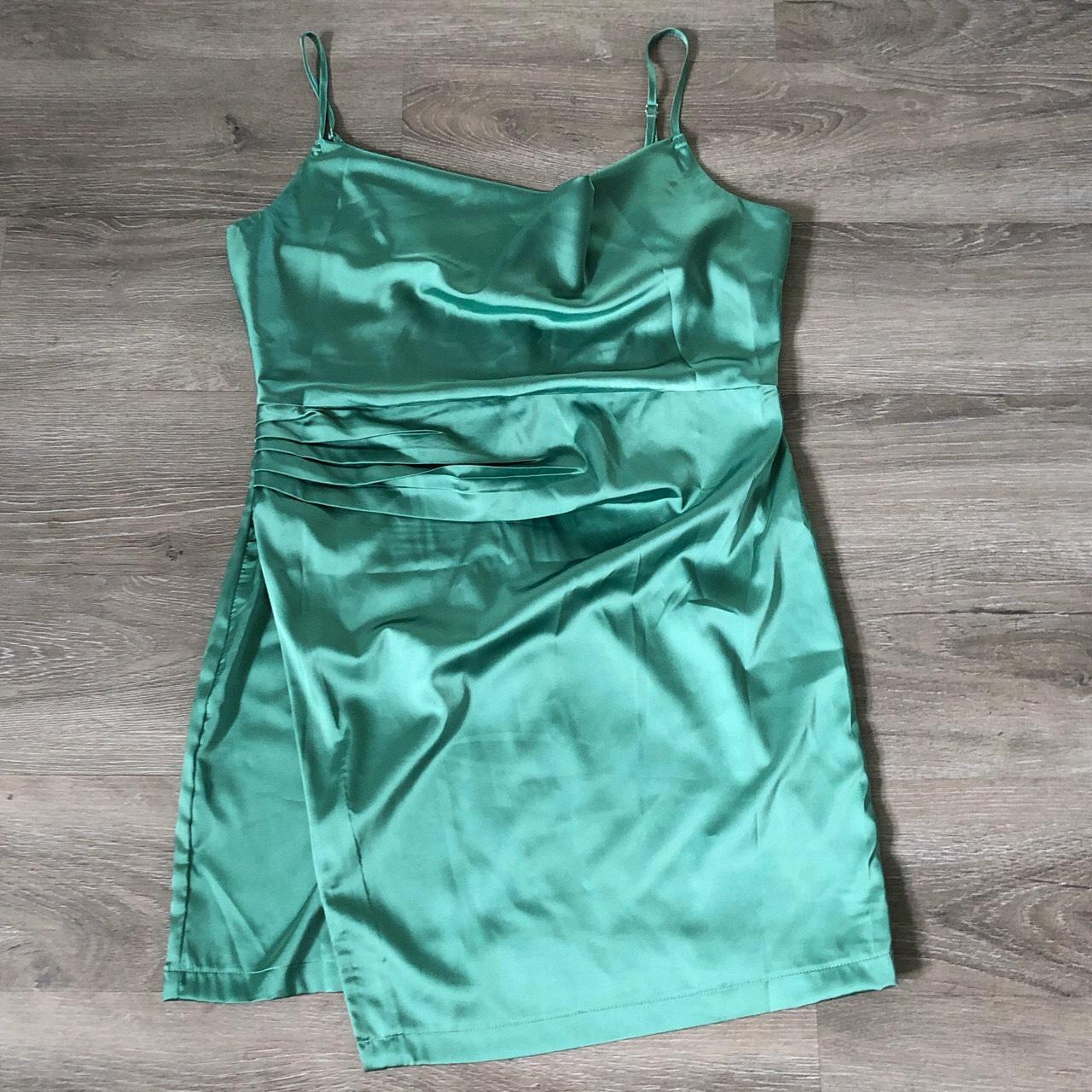 Emerald green clearance dress quiz