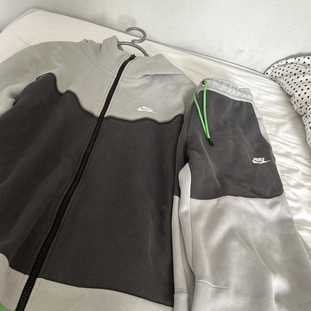 does nike tech fleece run small