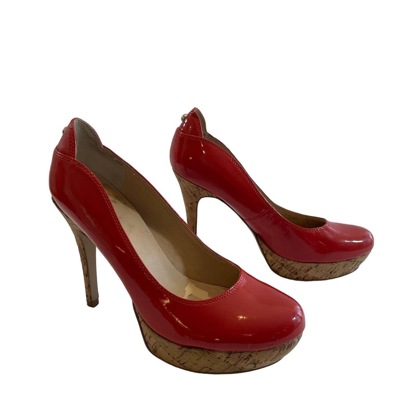 Guess store platform pumps