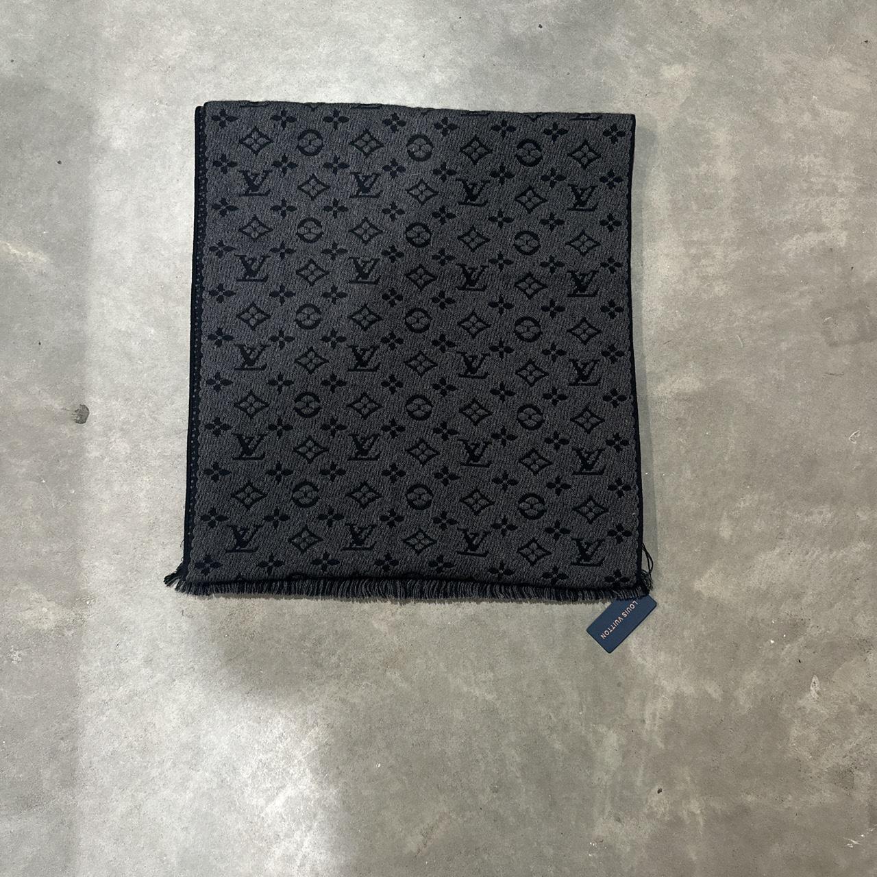 Grey louis-vuitton-scarf - Depop