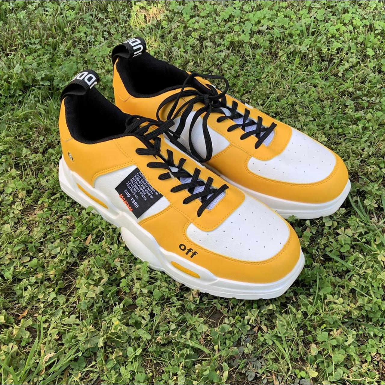 mens yellow tennis shoes