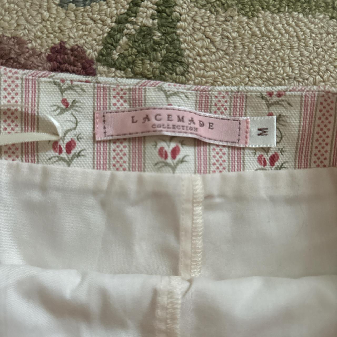 Lace made mini skirt with cute floral detailing! Size M - Depop