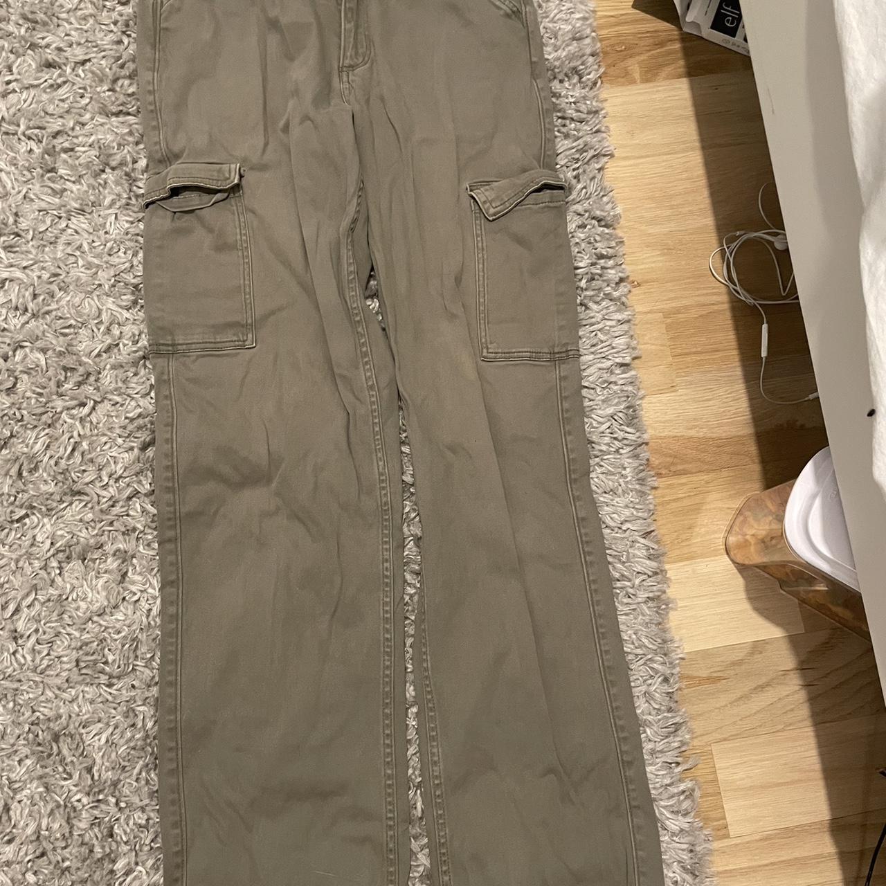 Cute olive green Hollister cargo pants they are... Depop