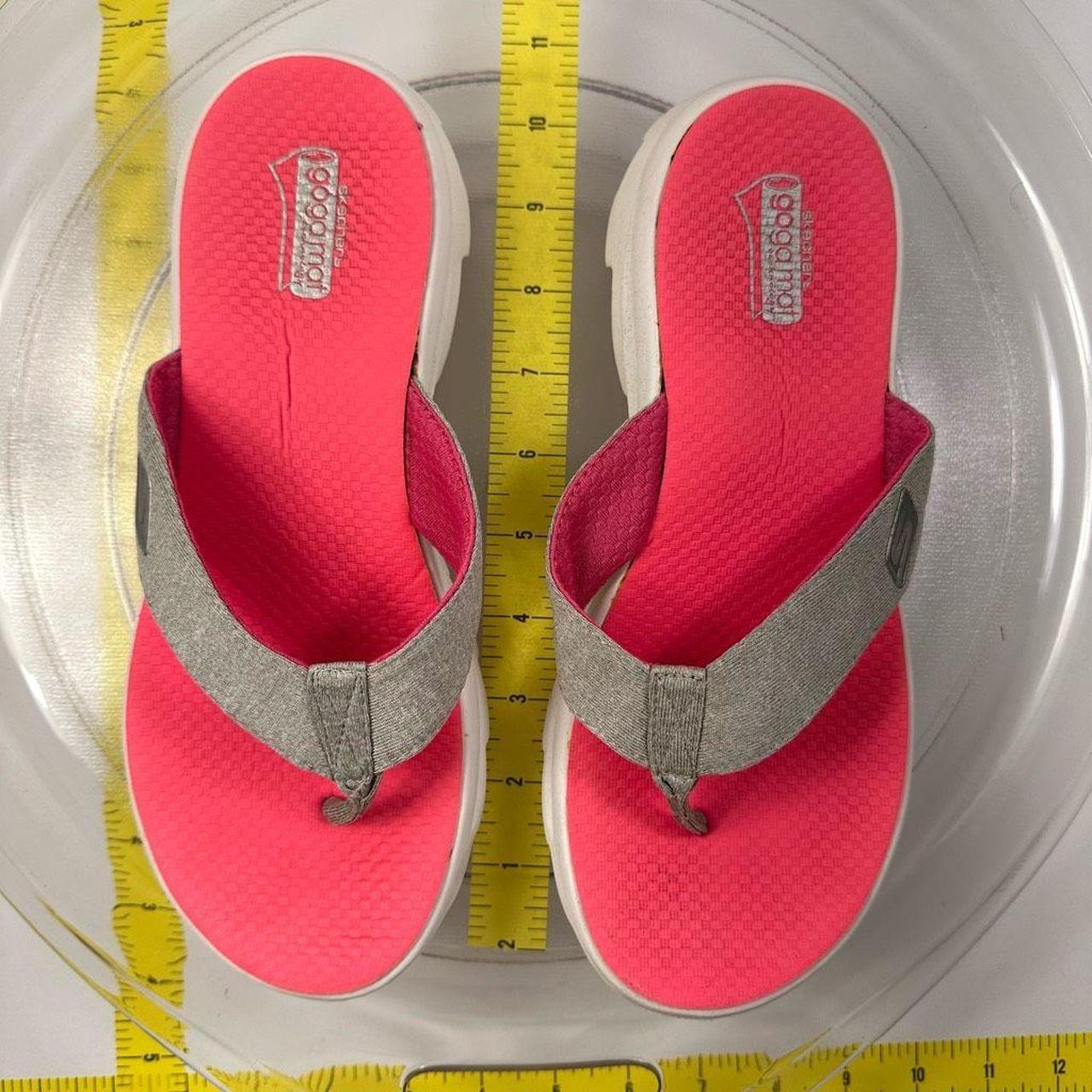 Skechers flip hot sale flops pink