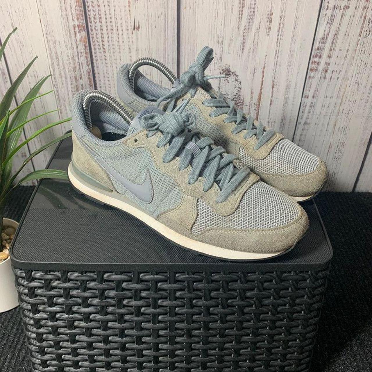 Grey nike internationalist womens best sale