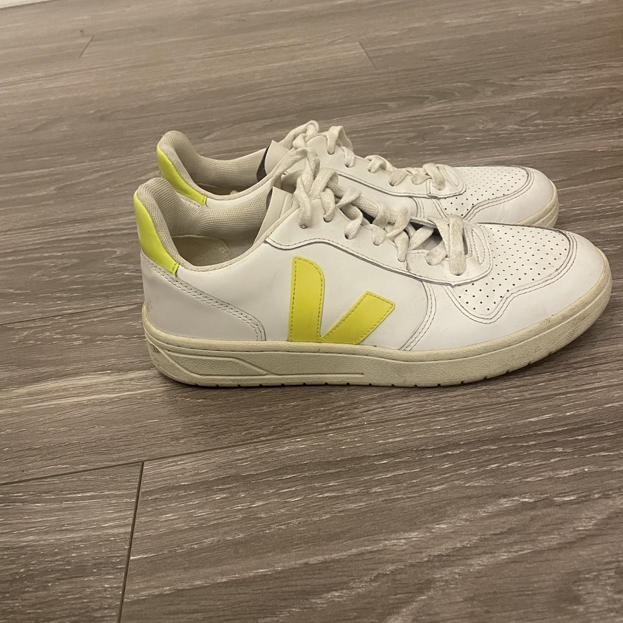 vejas black and white