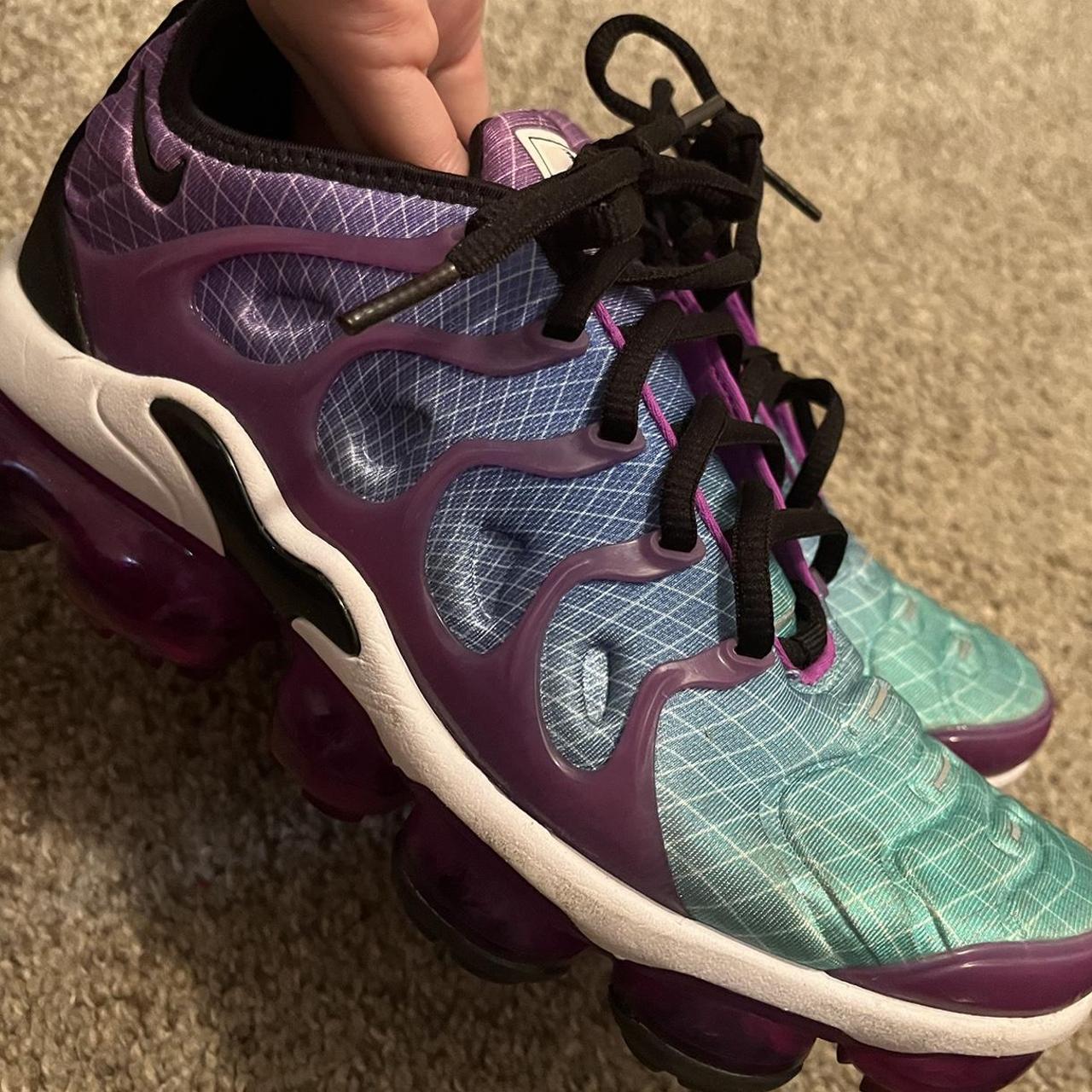 Air vapormax plus trainers in cheap black and purple