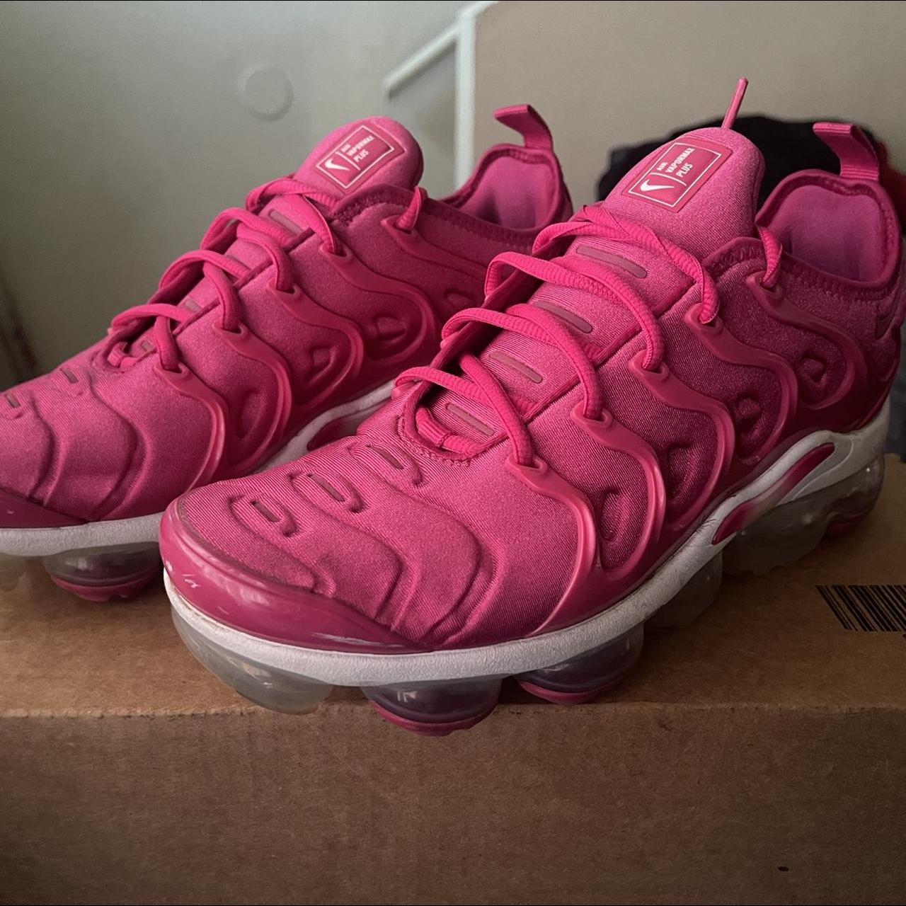 Vapormax plus hot on sale pink