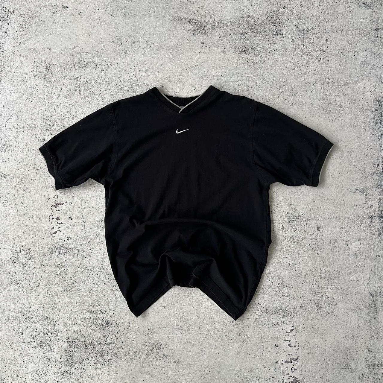 nike t shirt with logo in middle