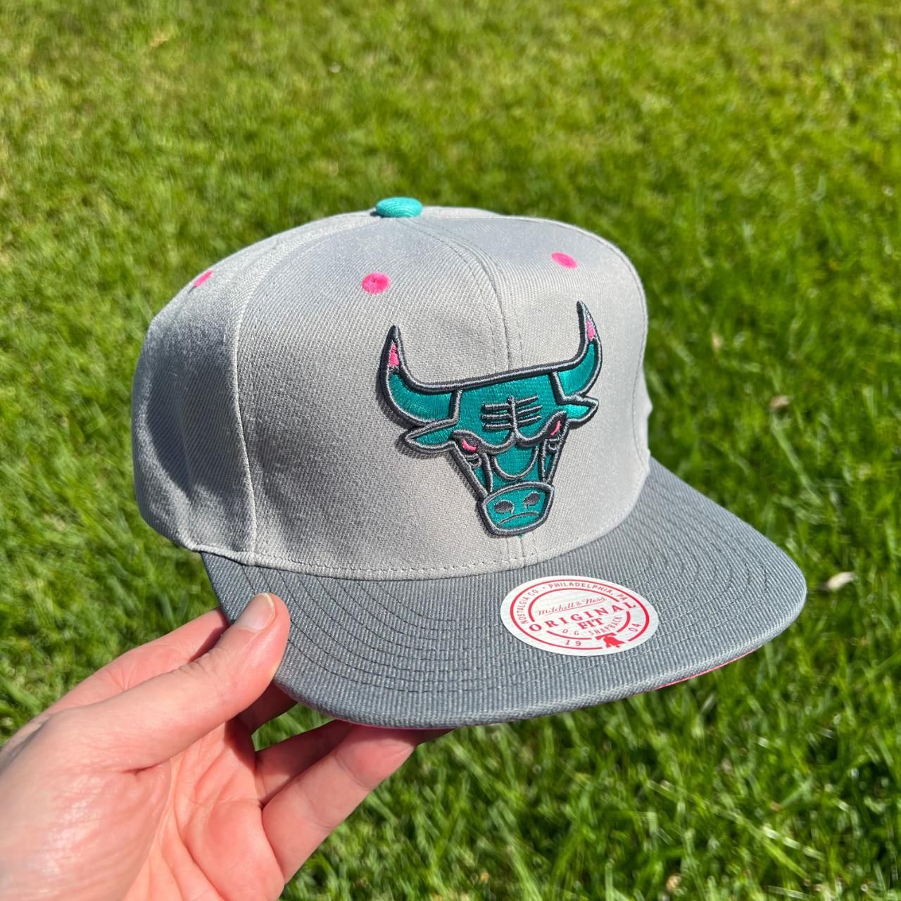 Mitchell & Ness Pop UV Chicago Bulls Snapback Hat - White