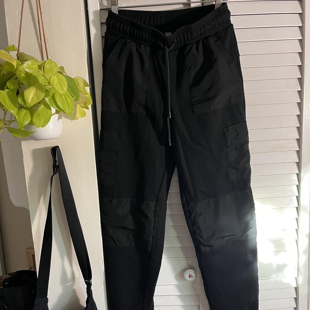 Alo Cargo Black Sweatpants 🫶🏼 Size? Xs but fits small... - Depop