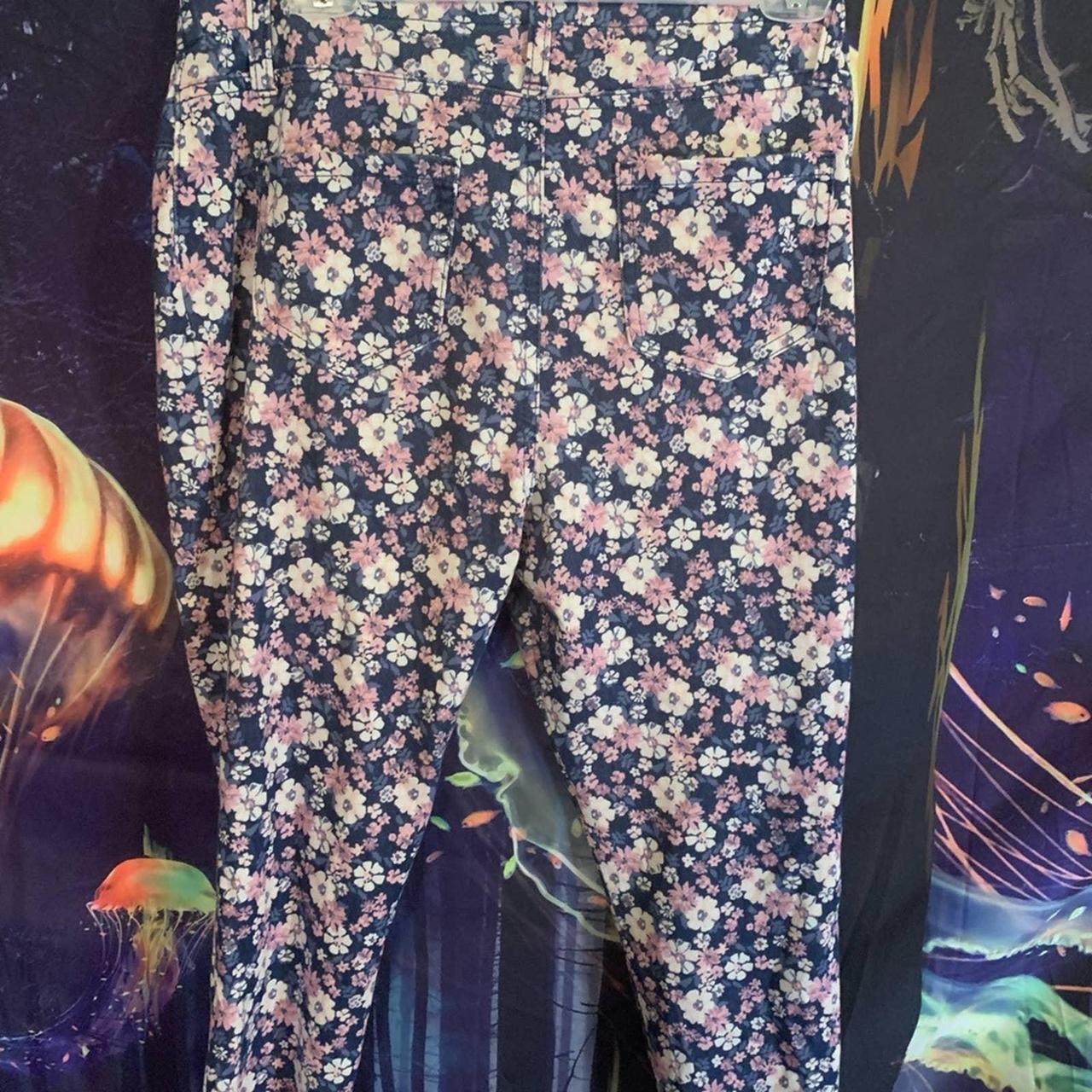 Faded Glory Floral Ladies' M Jeggings. Stretchy and - Depop
